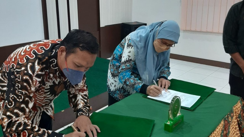 Menekan Angka Pernikahan Dibawah Umur; MS Kualasimpang bersama Dinas Kesehatan Kabupaten Aceh Tamiang laksanakan Penandatanganan Perjanjian Kerja Sama